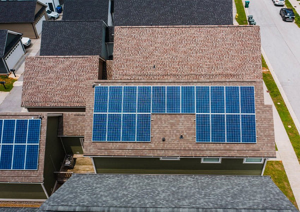 Cat produce un sistem fotovoltaic de 5 kW?