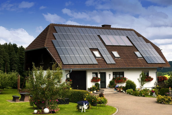 Pot deteriora panourile fotovoltaice acoperișul casei? Află răspunsul aici