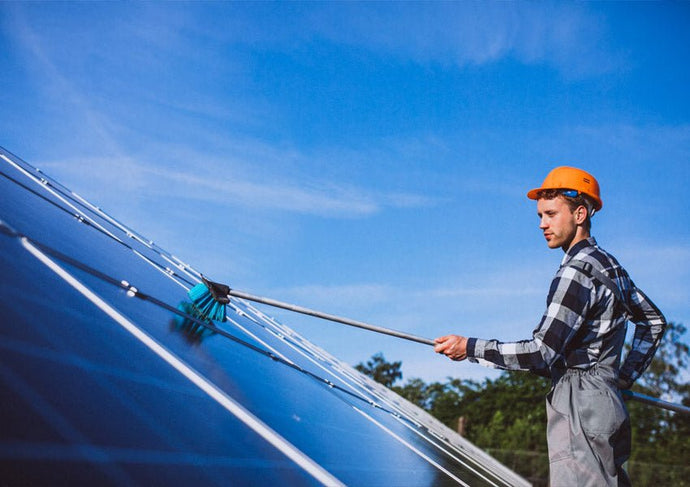 Curățarea panourilor solare fotovoltaice: Importanța și metodele corecte