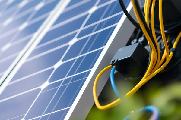 Riscurile electrice ale instalațiilor fotovoltaice în România – ghid de siguranță pentru panouri fotovoltaice